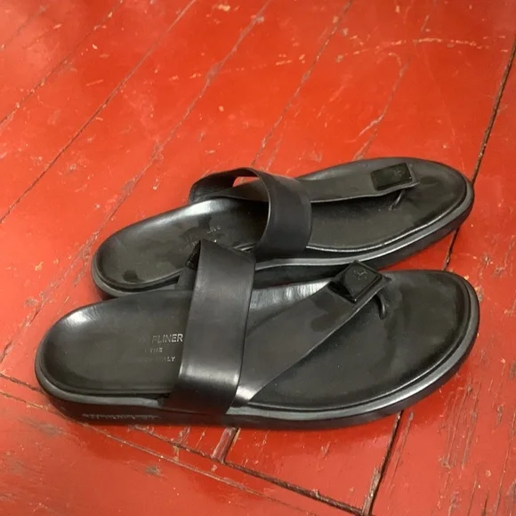 Womens leather thonged toe sandals. - Picture 2 of 6